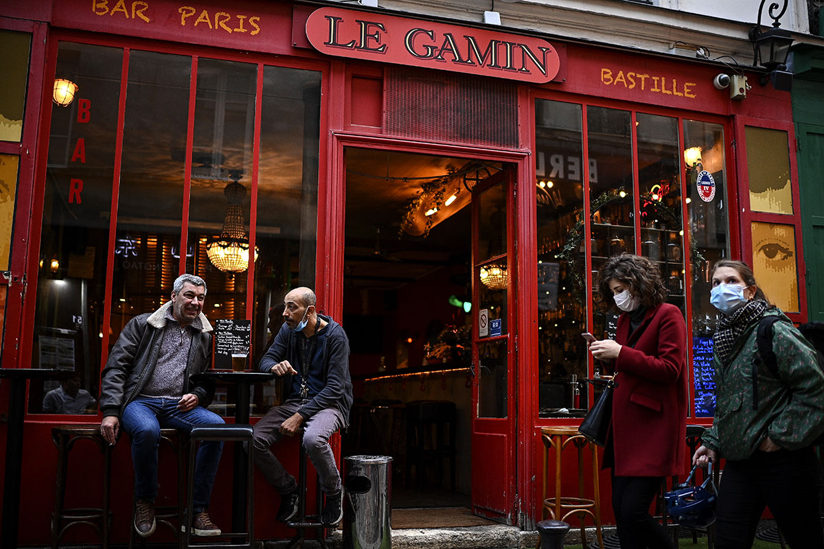 Covid-19: Paris en état d'alerte maximale mais les restaurants restent ouverts
