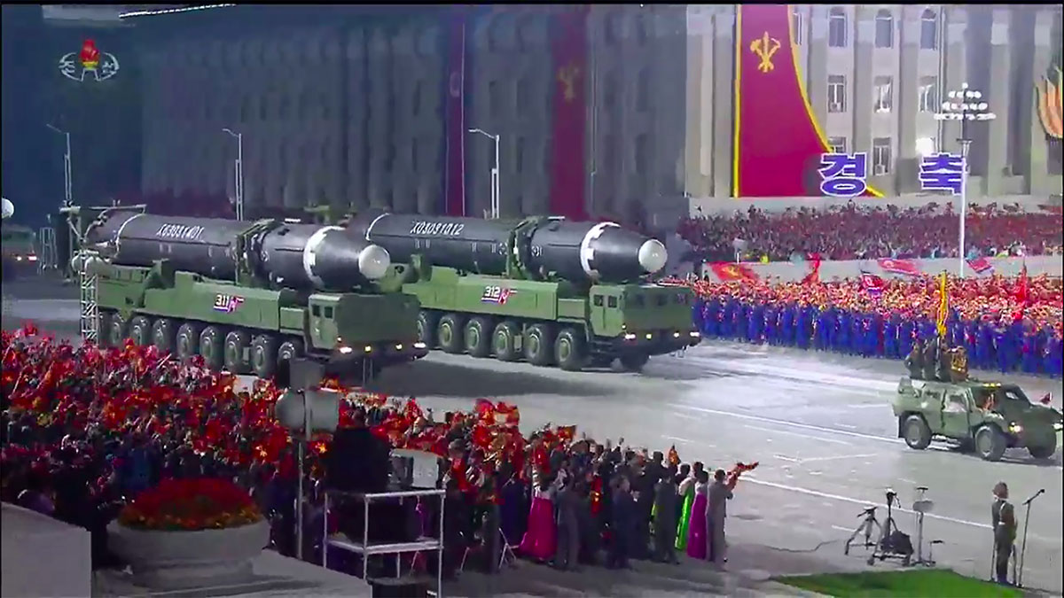 La Corée du Nord menace en dévoilant un nouveau missile géant, selon des experts