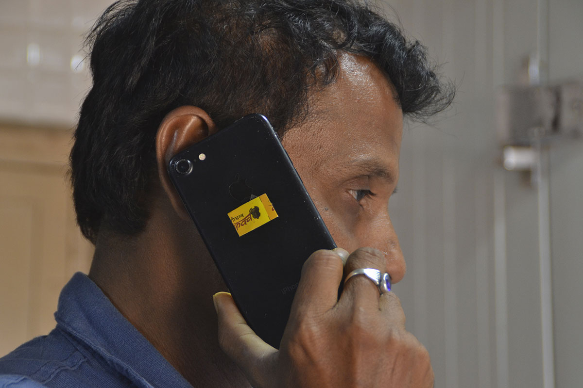 Inde: une "puce" en bouse censée protéger des radiations téléphoniques