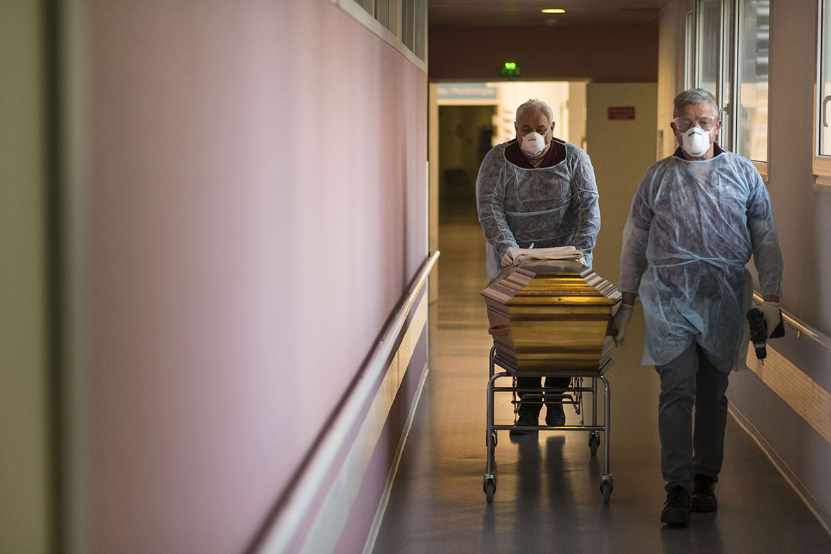 La France a recensé samedi un record de plus de 32.000 nouveaux cas et 90 décès.