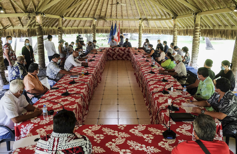 Le couvre-feu fait débat