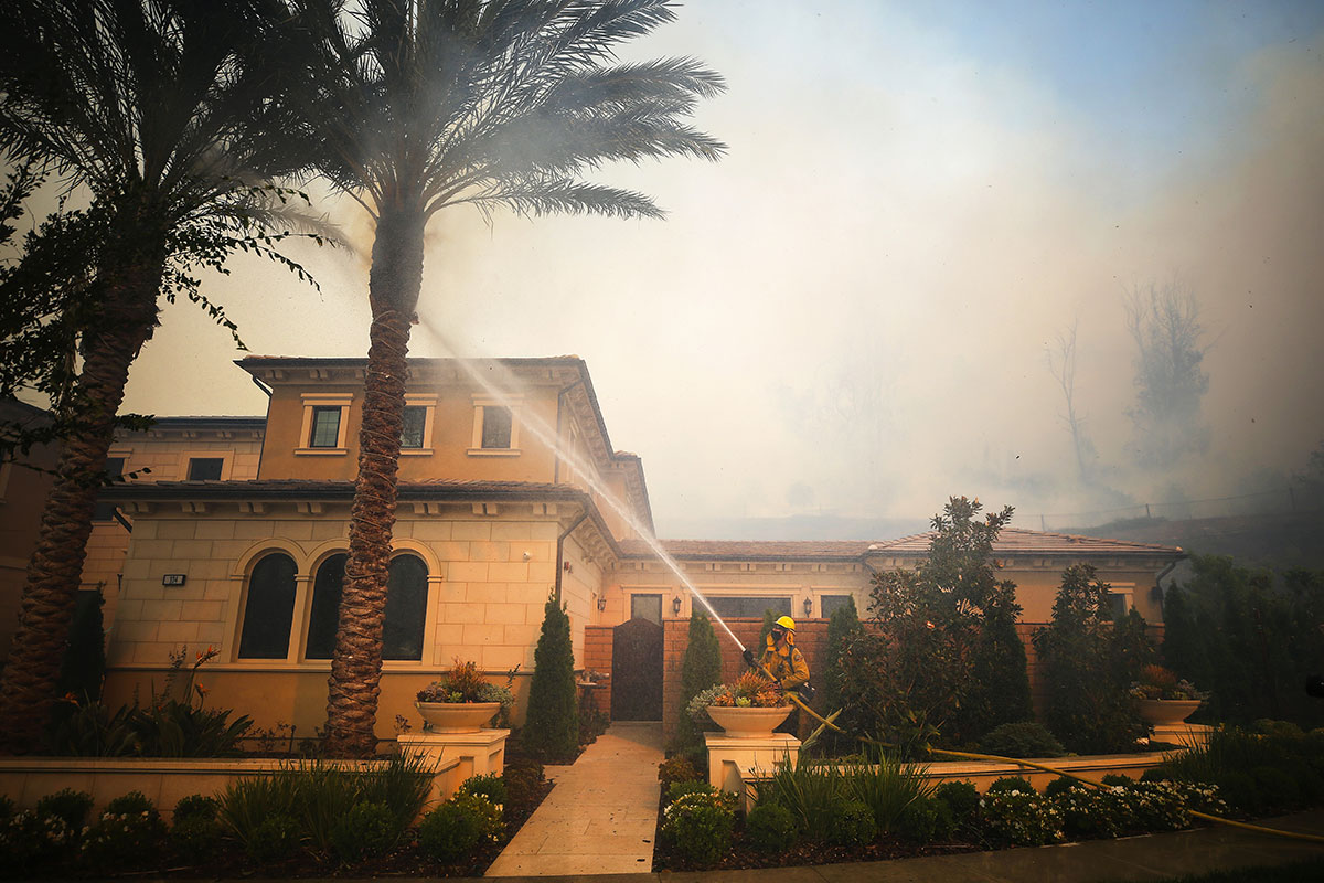 Californie: violents feux de broussailles, 90.000 personnes évacuées