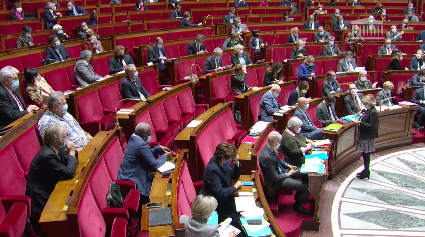 La ministre déléguée chargée de l'autonomie Brigitte Bourguignon, mardi à l'Assemblée nationale, lors de sa réponse au député Moetai Brotherson pendant la séance des questions au gouvernement.