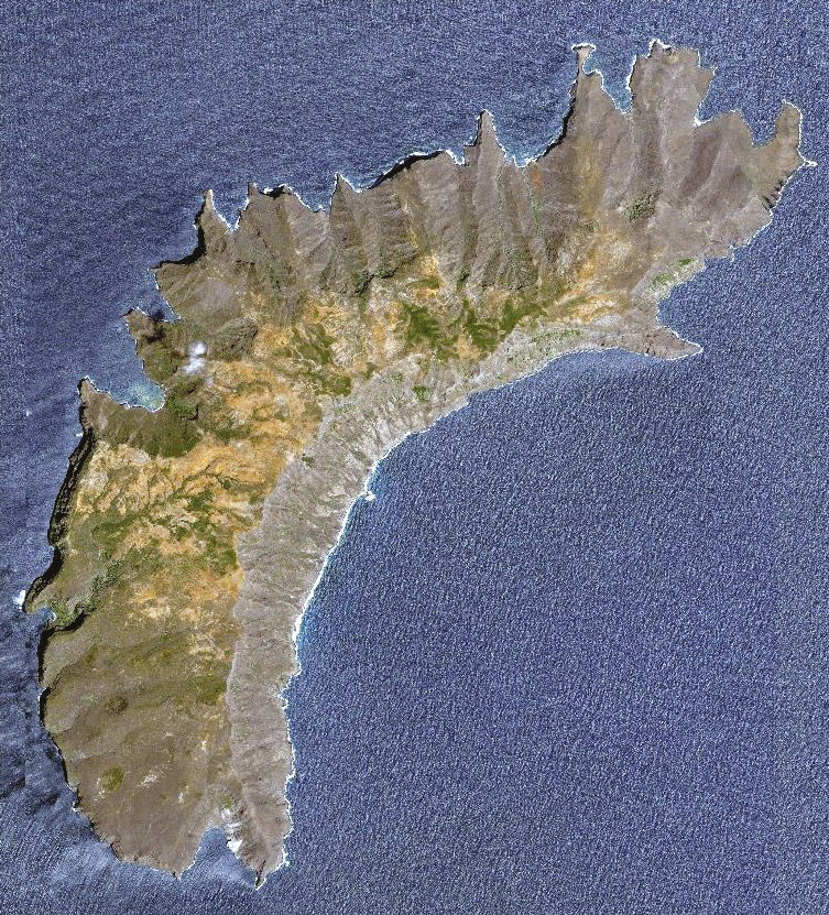 Vue par satellite de l’île de Eiao où survivaient dans de très difficiles conditions un petit groupe de Marquisiens originaires de Nuku Hiva. De Roquefeuil a raconté leur calvaire mais ne s’est pas arrêté lorsqu’il passa au large de l’île.