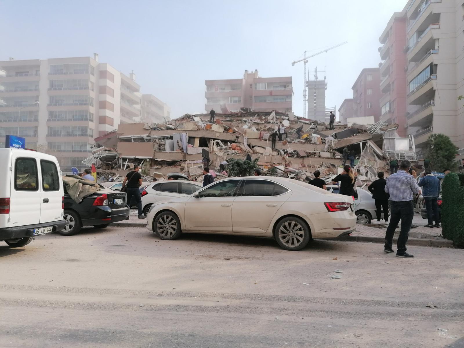 Puissant séisme dans l'ouest de la Turquie, des immeubles effondrés