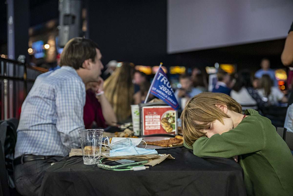 Le duel Trump-Biden sans vainqueur, le dépouillement pourrait durer des jours