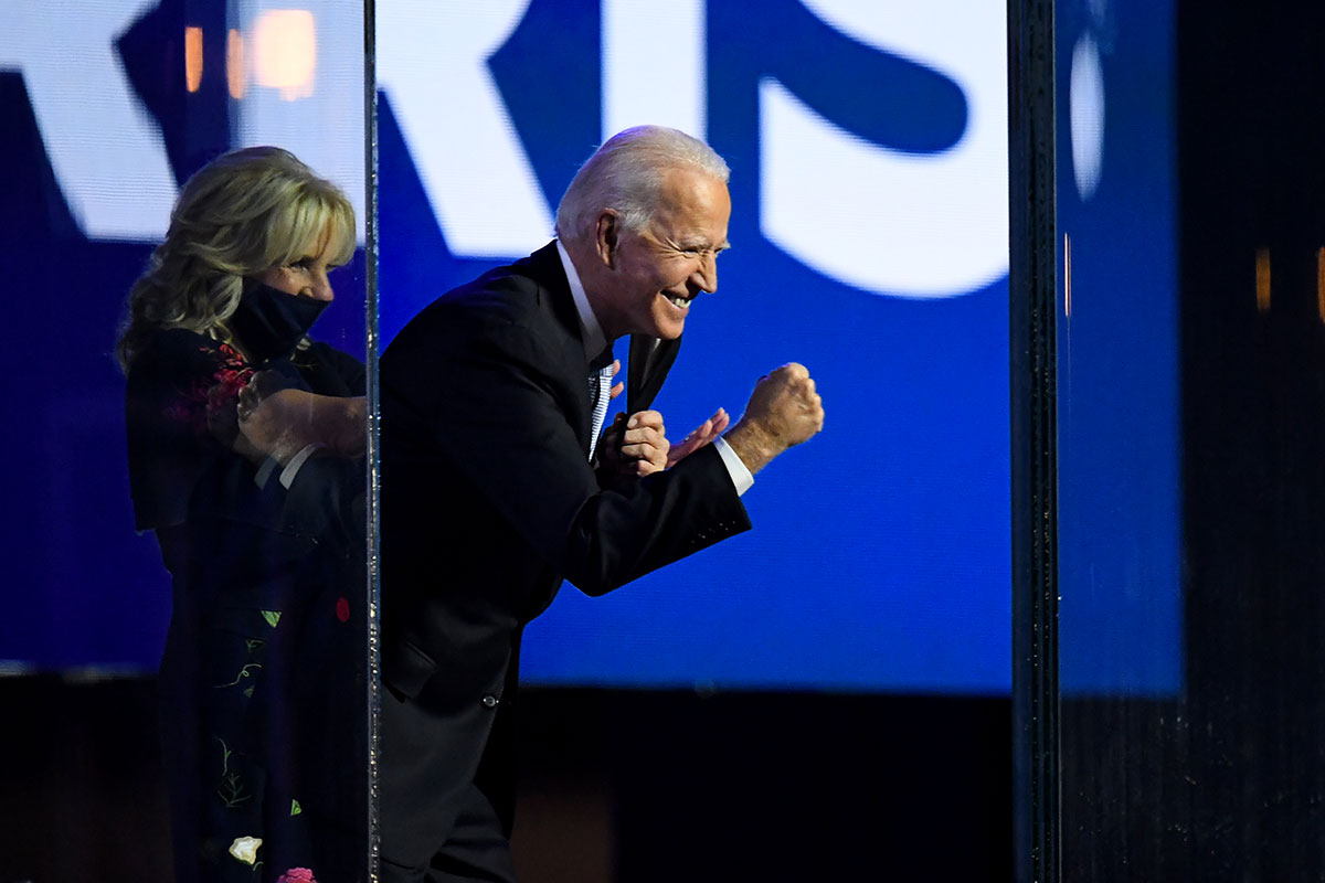 Virus: Biden ouvre une cellule de crise, nouvelles restrictions en Europe