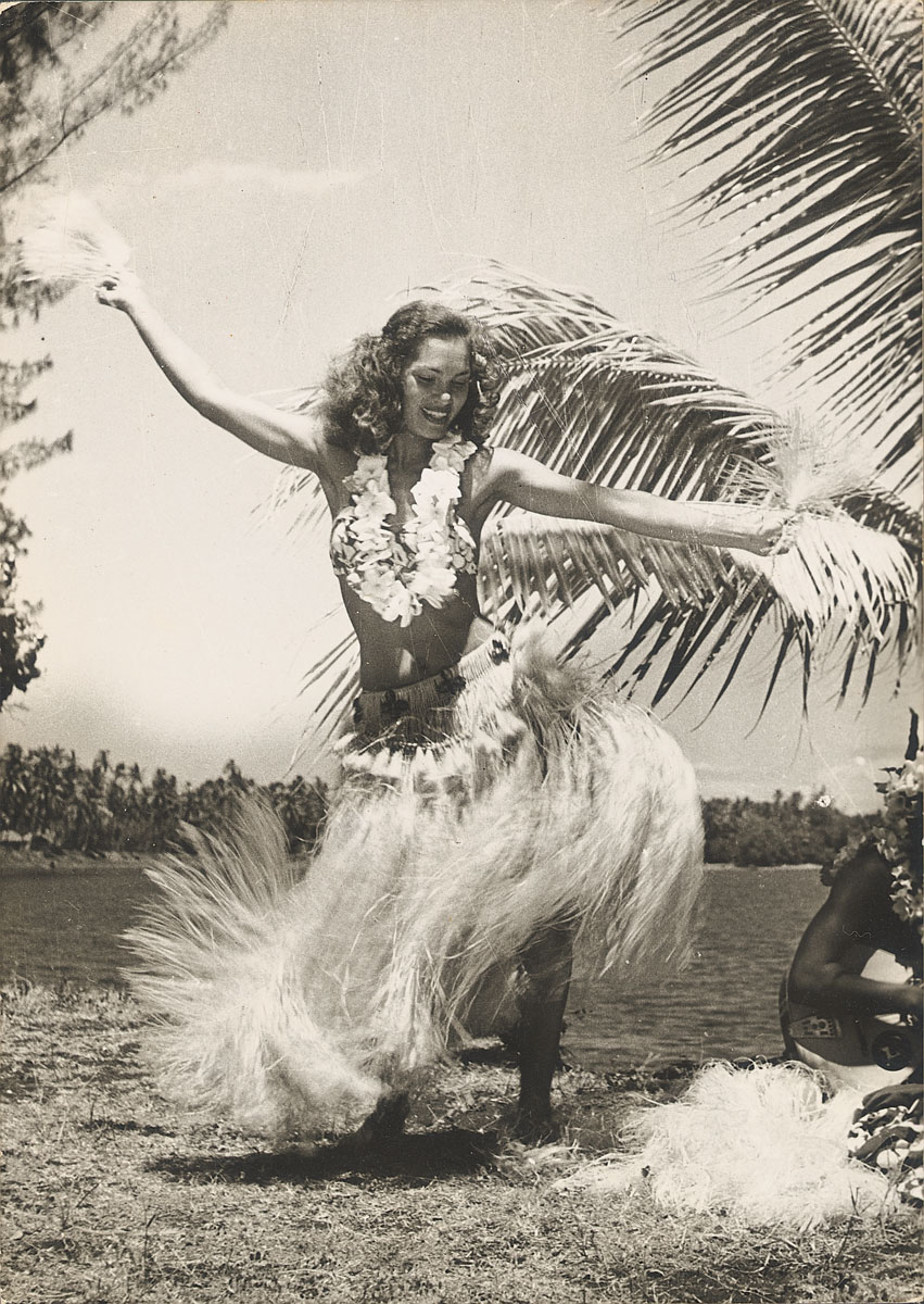Une vahine (Jeanine), un cocotier, sur fond de lagon ; en un cliché, Sylvain a su redonner au mythe de Tahiti toute son aura ; et cette fois-ci, on peut voir des images du paradis...