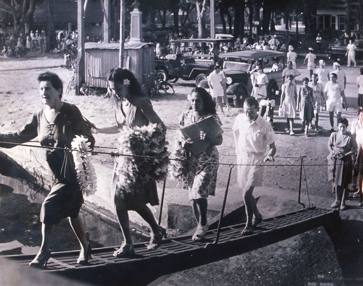 27 octobre 1946 : l’une des toutes premières photos de Sylvain à Tahiti, l’arrivée au quai de Papeete et la montée à bord des jeunes filles venant offrir des colliers de fleurs aux nouveaux arrivant ; On reconnaît Jeanine Vidal, deuxième sur la passerelle.