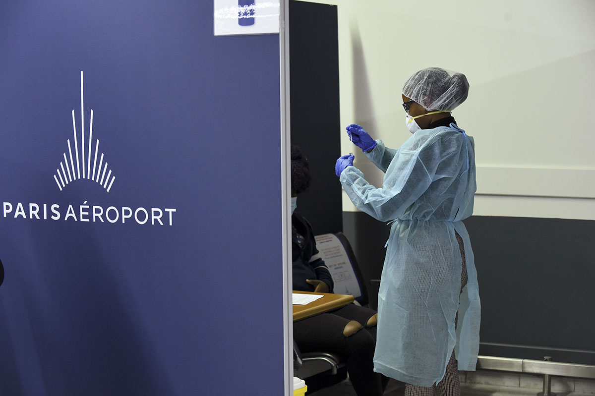 Confinement: trois personnes interpellées à Orly pour avoir présenté de faux documents