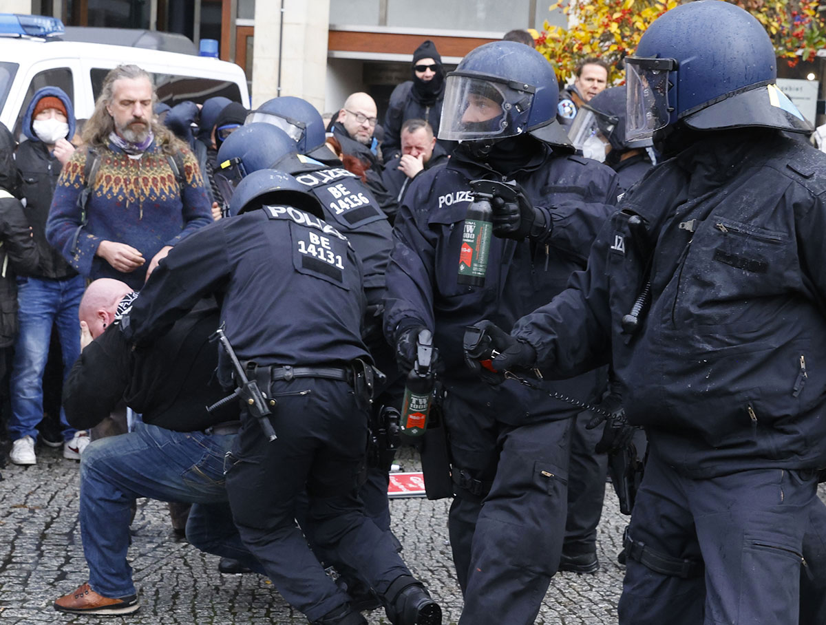 A Berlin, la police tente de disperser une manifestation d'"anti-masques"