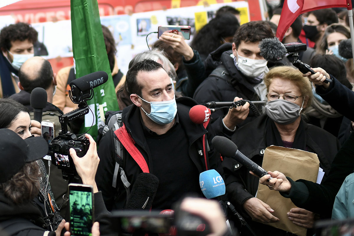 "Sécurité globale": l'image des policiers et la presse au coeur de la controverse