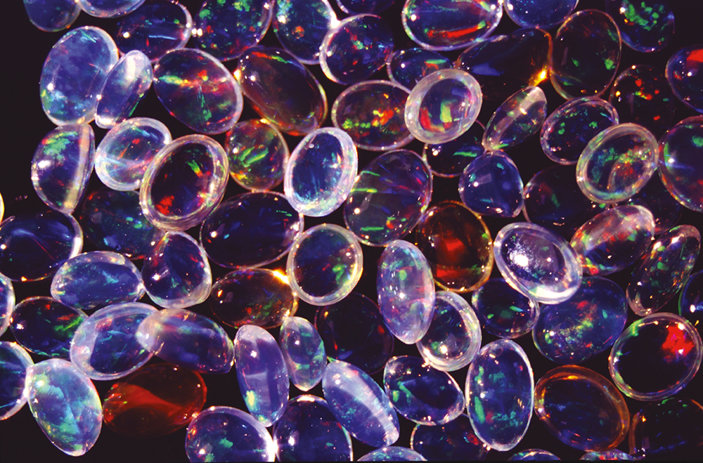 Sur fond noir, jeux de lumière et de couleurs avec ces opales nobles parcimonieusement livrées par le sous-sol du Mexique.