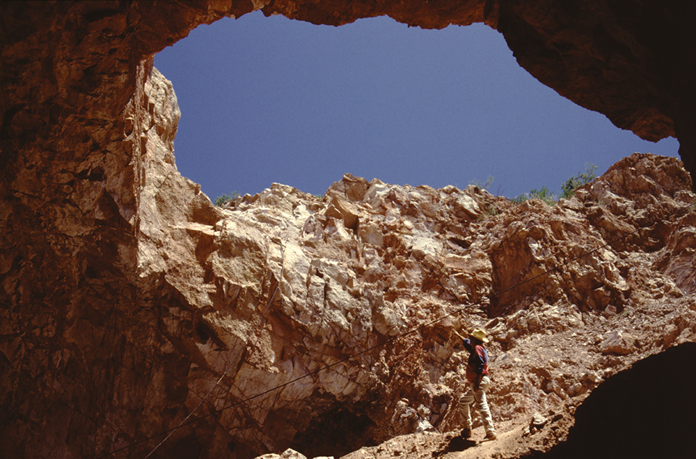 Dans les laves du Mexique, mais bien au-delà, les opales se détachent facilement de leur gangue de rhyolite. Il suffit de creuser...