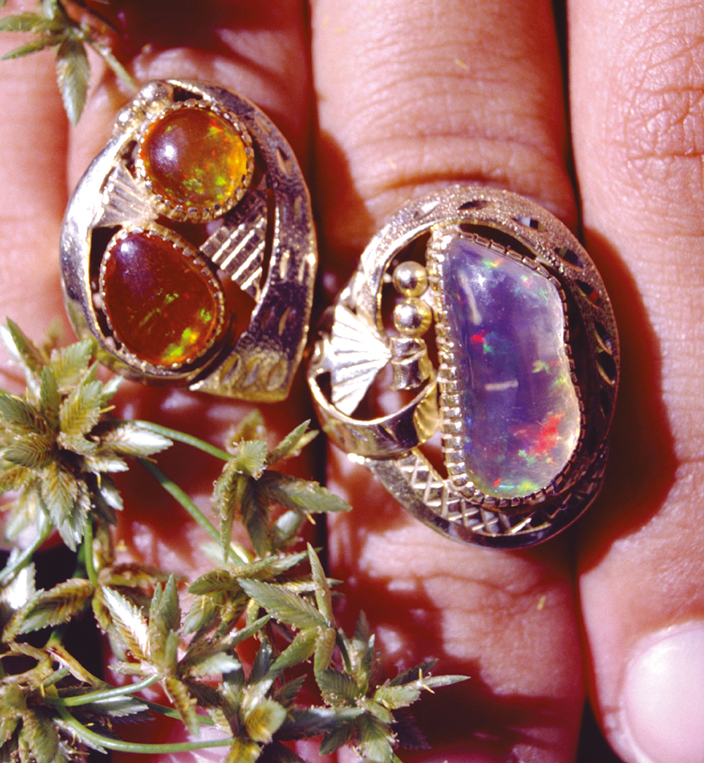 Les bijoutiers mexicains aiment le style baroque comme en témoignent ces deux bagues hautes en couleur.