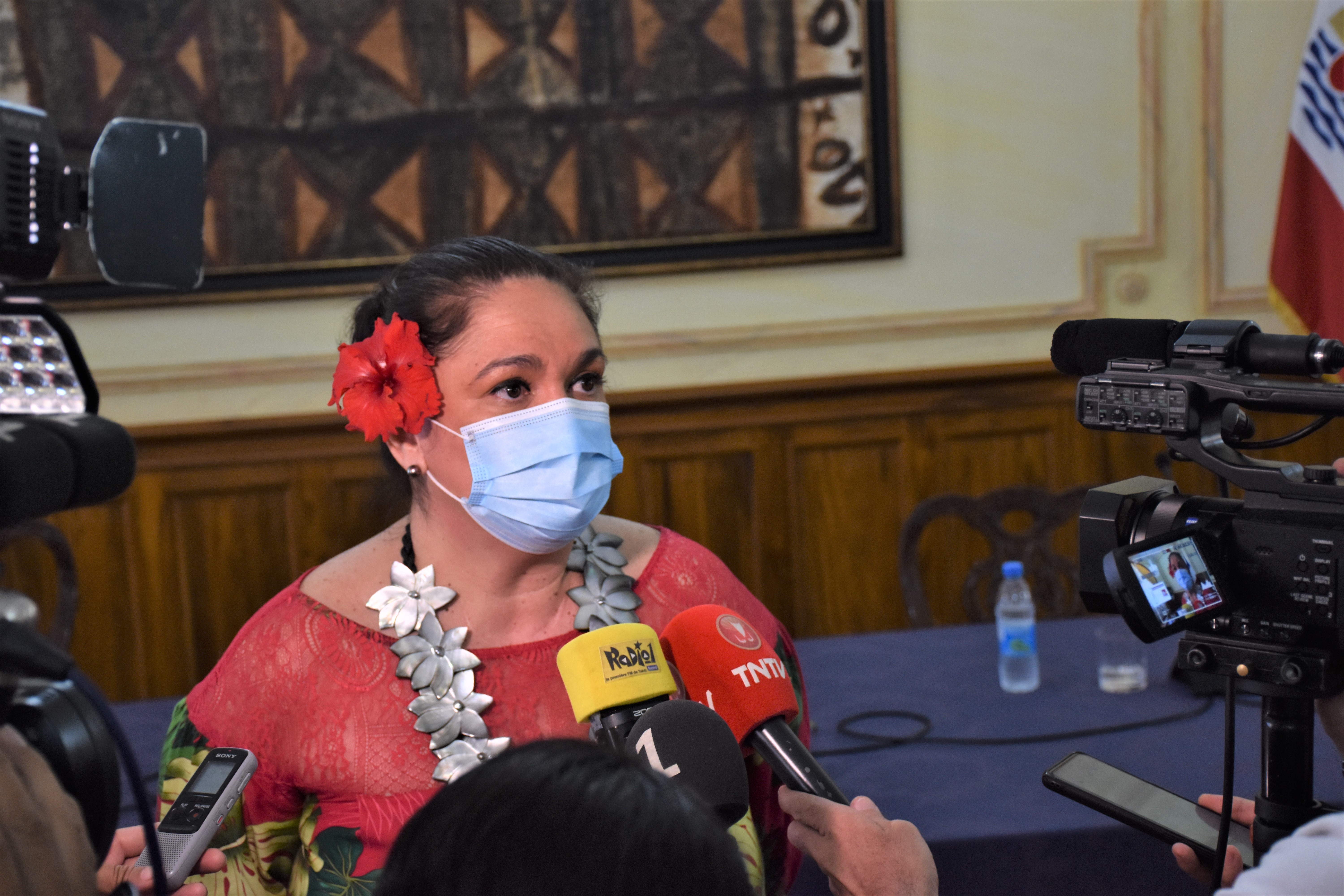 Bouteau défend ses dispositifs pour l'emploi