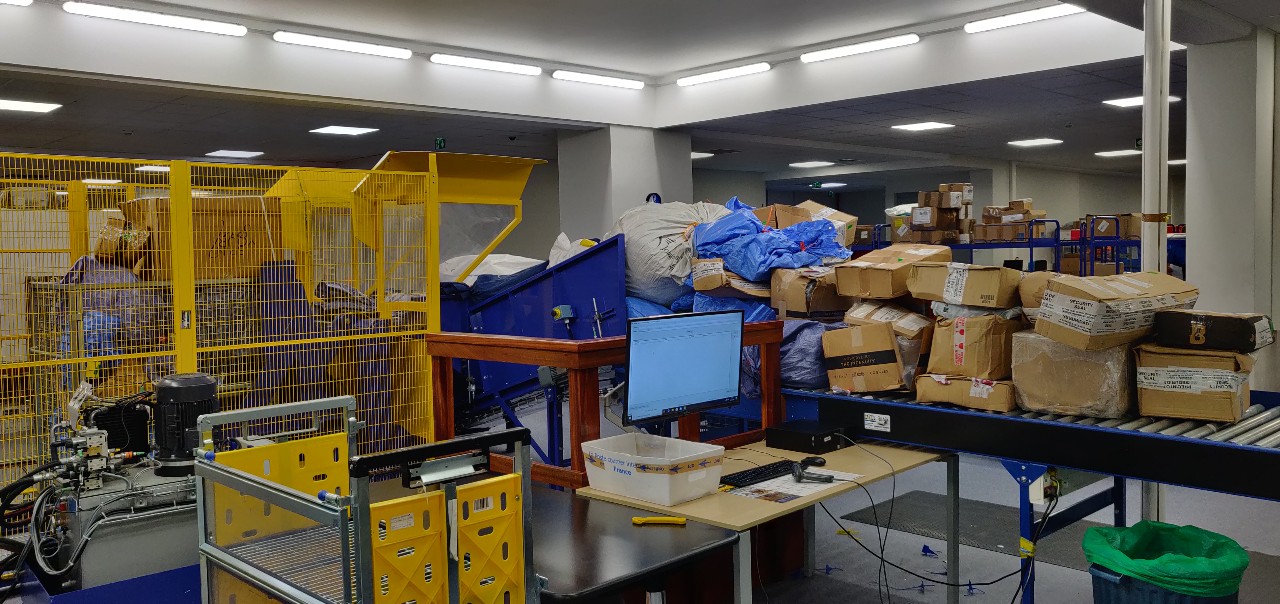 ​Six tonnes de sacs postaux arrivés avec neuf mois de retard