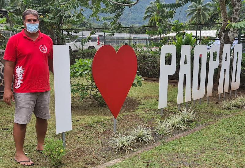 Hugues Hanere est le candidat désigné pour prendre la mairie de Paopao, mais la majorité de Evans Haumani, minoritaire sur place, hésite à présenter un candidat en face de lui... En toute illégalité.