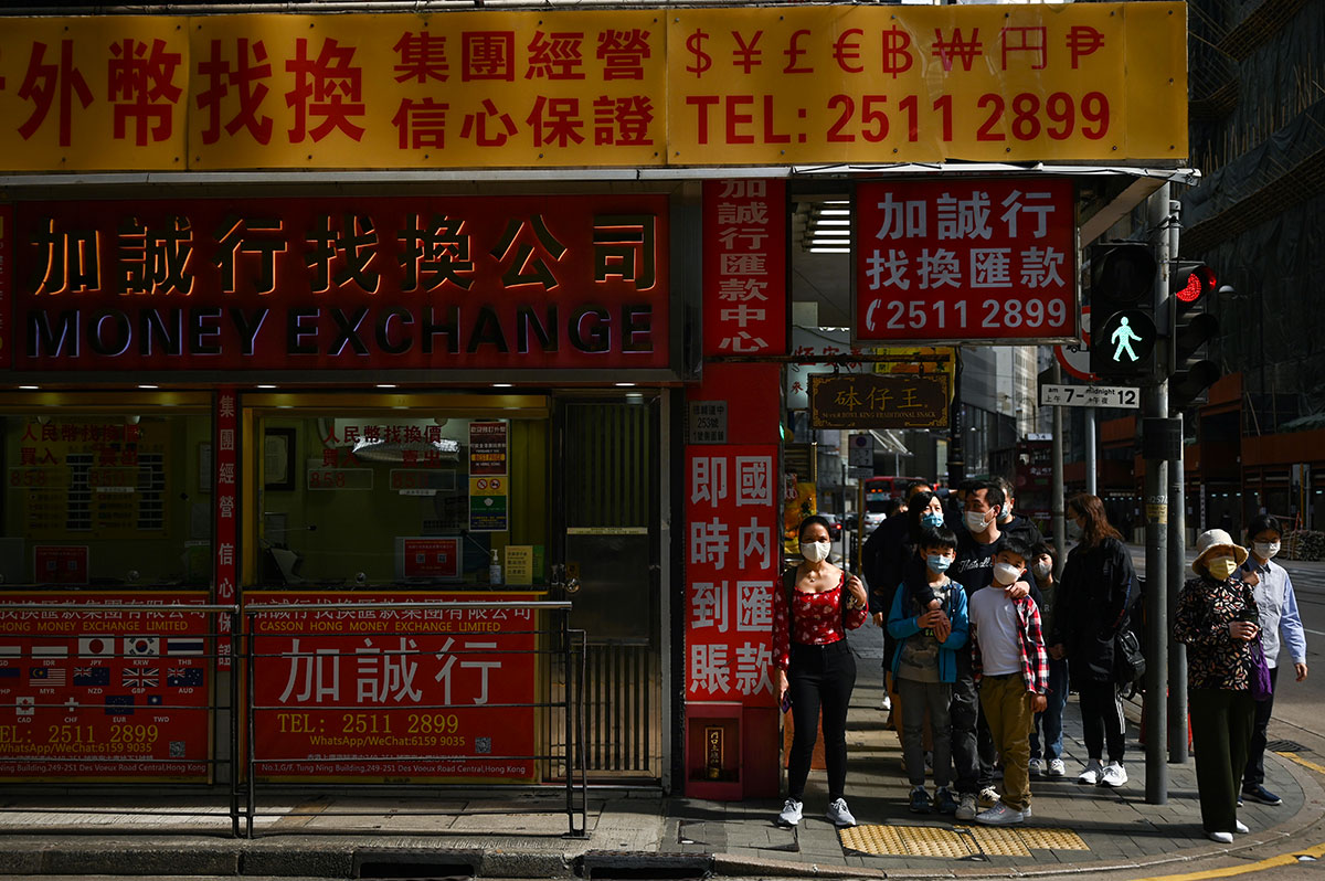 Hong Kong renoue avec les restrictions, face à une quatrième vague épidémique