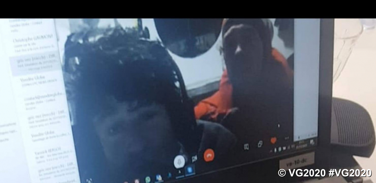 Le skipper Jean Le Cam, Yes We Cam !, est en ligne avec la direction de course après avoir récupéré le skipper Kevin Escoffier, PRB, sain et sauf à bord, habillé de sa combinaison de survie étanche, après qu’il ait déclenché sa balise de secours, au siège de la course, aux Sables d’Olonne, le 1er Décembre 2020. (Photo by SAEM Vendee)