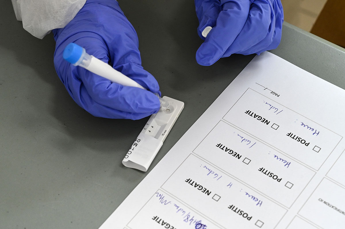 Tests massifs, isolement, vaccin: Castex donne des pistes avant jeudi