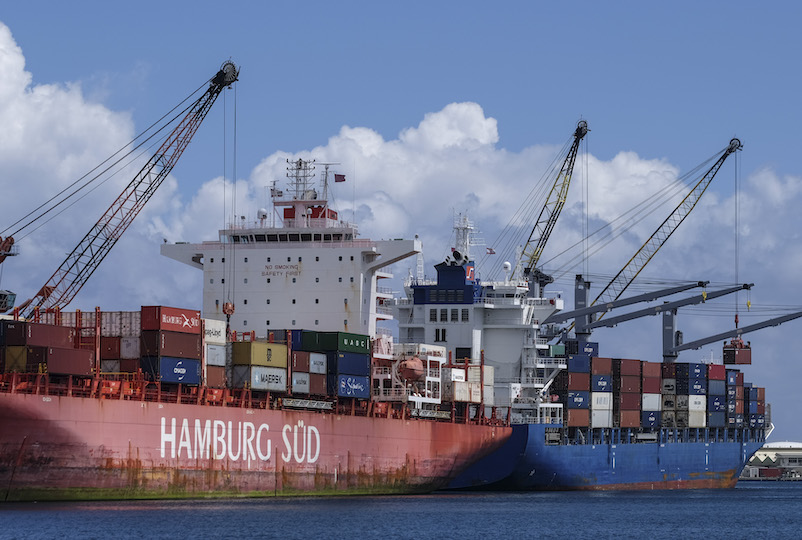 La présence simultanée de deux cargos chargés de conteneurs frigorifiques a montré la limite des branchements électriques prévus à quai en zone sous douane, mardi et hier.