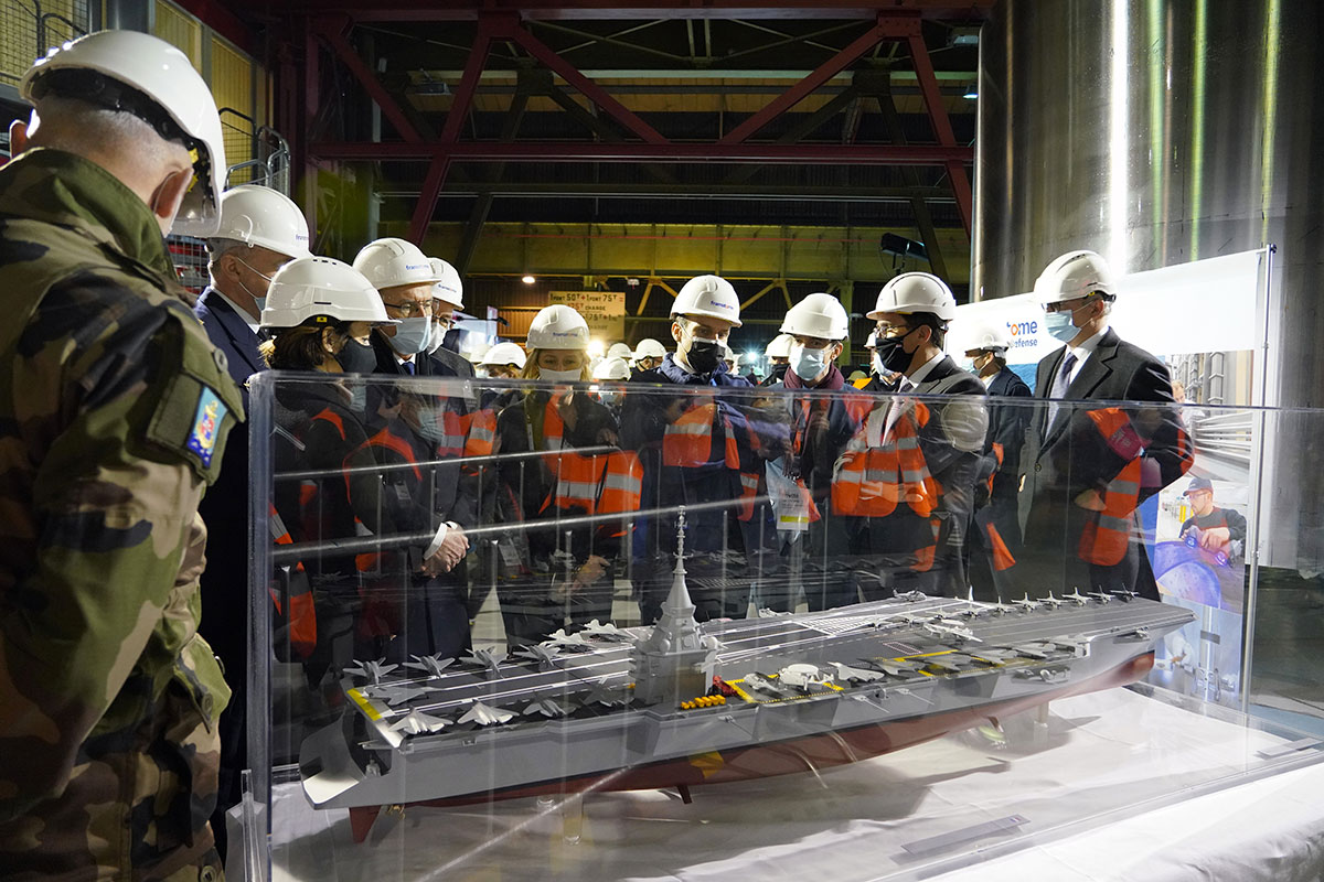 Plaidoyer de Macron pour le nucléaire, y compris pour le futur porte-avions