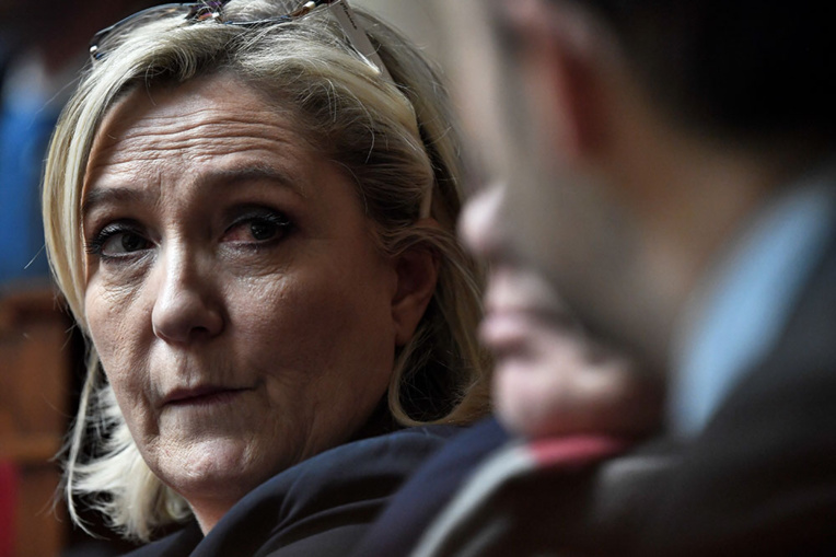 N-Calédonie: Marine Le Pen demande que l'Etat "reprenne la main"