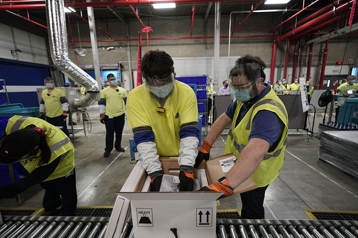 Covid-19: des millions de vaccins en route aux Etats-Unis, vaccinations dès aujourd'hui