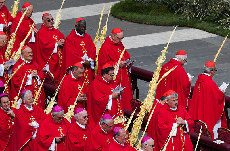 Deux cardinaux dans l'entourage du pape positifs au Covid-19