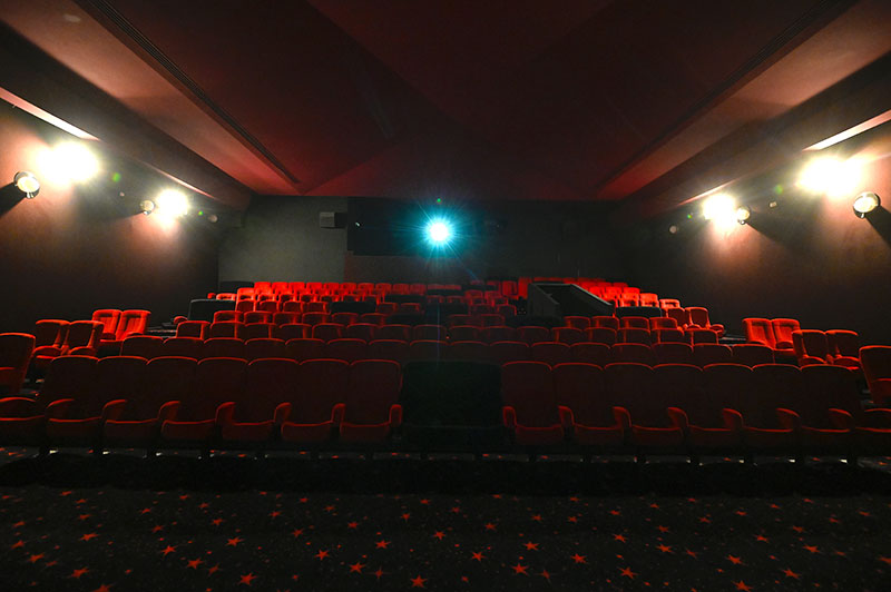 Le Conseil d'Etat laisse espérer une réouverture des cinés et théâtres si l'épidémie se calme