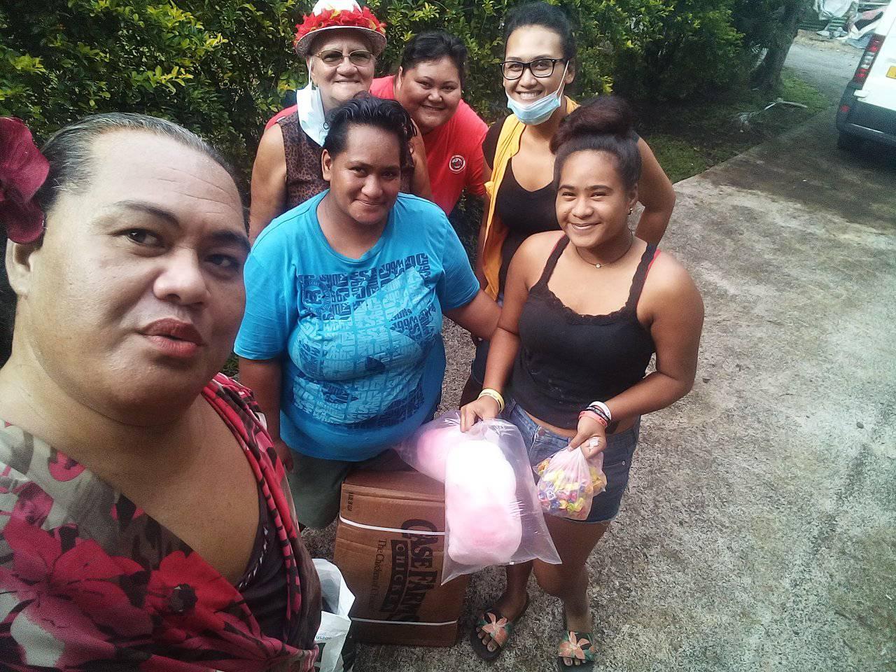 La présidente de l'association Continuons ensemble, Punaa "Verline" Vavitu accompagnée de Mme Marie-Louise Godfrey, adjointe au maire en charge du social de la commune de Taputapuatea.