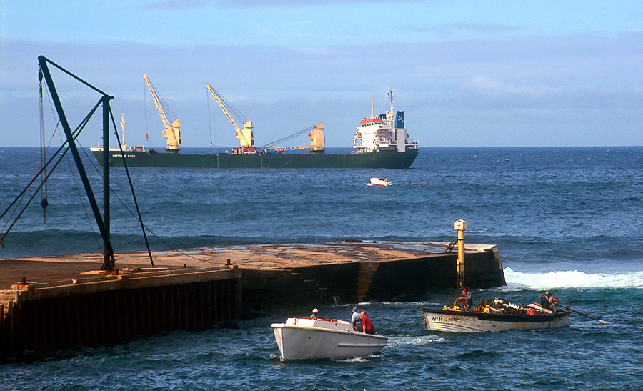 Les bateaux ravitaillant Norfolk, aujourd’hui encore, ne peuvent le faire que grâce à des baleinières, faute de port en eaux profondes. Il n’y a qu’une petite jetée (photo Steve Daggar).