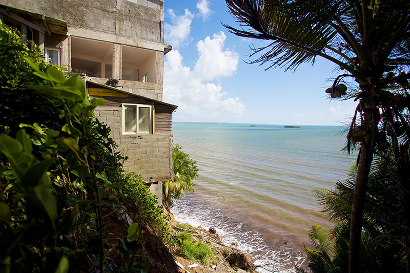 En Guadeloupe, des habitants délogés de la côte rongée par l'érosion