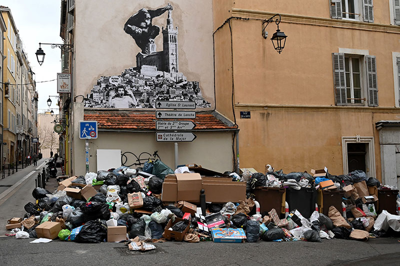 Grève d'éboueurs à Marseille: les CRS déployés pour débloquer un dépôt