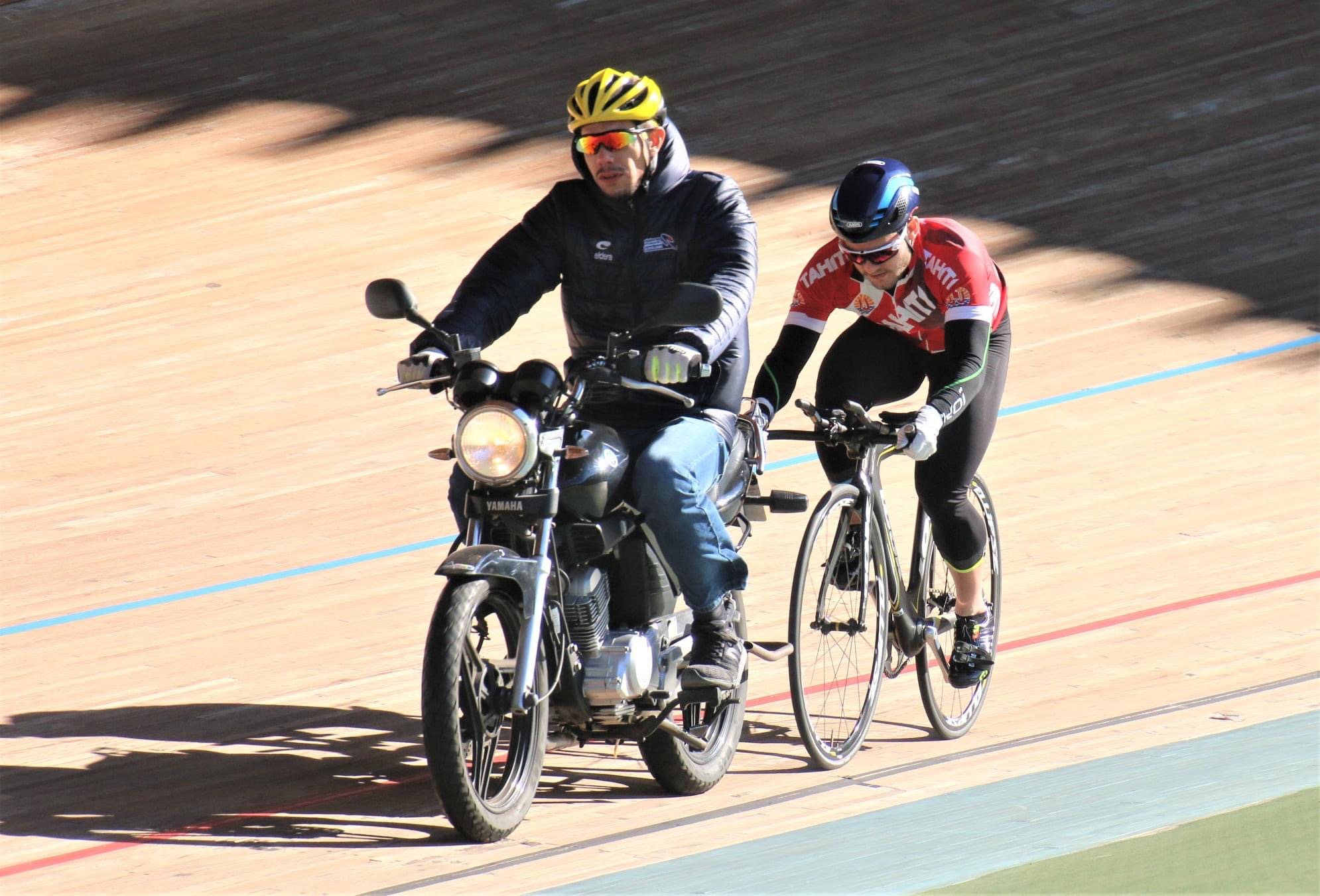 Loïs Vasapolli aux côtés de Kevin Sireau, son entraineur double médaillé d'argent aux Jeux olympiques et triple champion du monde de vitesse par équipe.