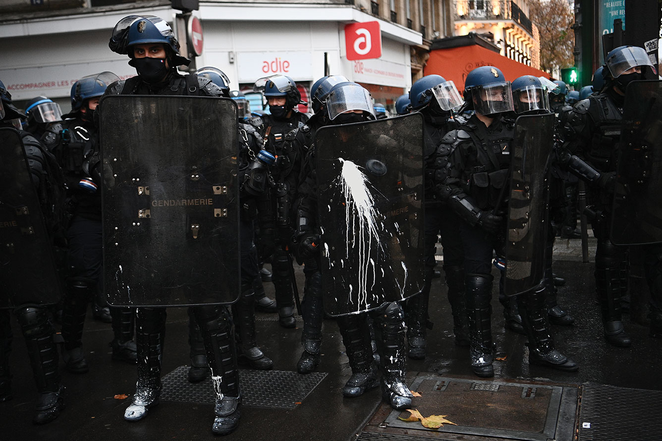 Après une année sombre, les forces de l'ordre sur le qui-vive pour un réveillon sous couvre-feu