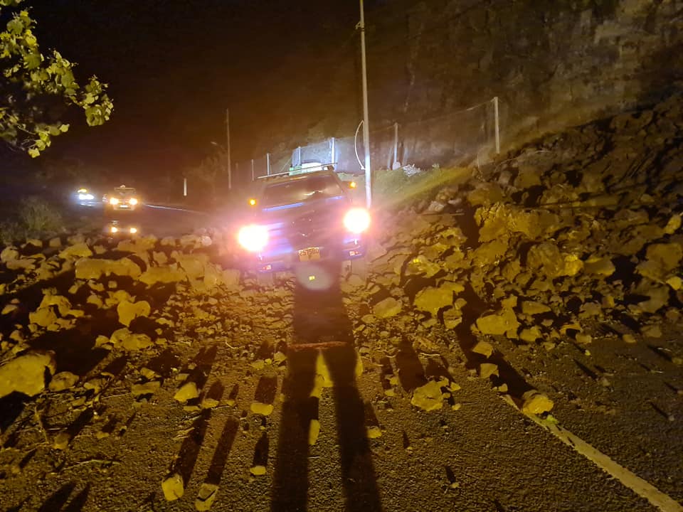 ​Un 4x4 surpris par l'éboulement d'une paroi rocheuse à Orofara