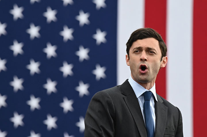 Le démocrate Jon Ossoff, en position de créer la surprise face au sénateur républicain David Perdue.