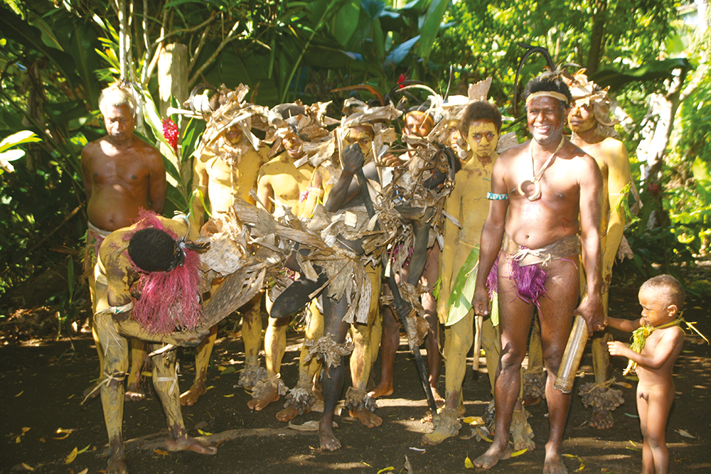 La terre ocre sert, comme à l’île de Pâques, de “costume” et de parure pour de nombreux danseurs masculins.