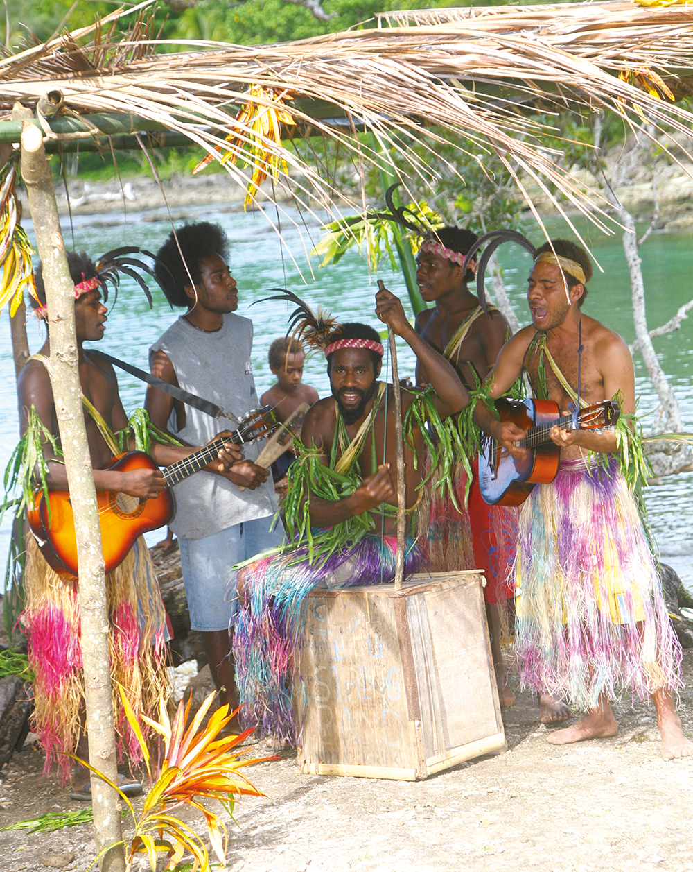 Quand un paquebot ou un groupe de touristes arrive, vite on improvise un orchestre avec des instruments modernes.