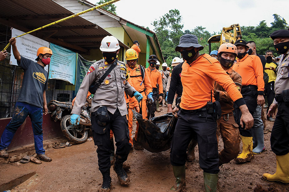 Indonésie: onze morts et de nombreux disparus dans un double glissement de terrain