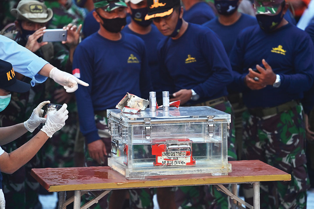 L'une des boîtes noires du Boeing disparu au large de l'Indonésie récupérée