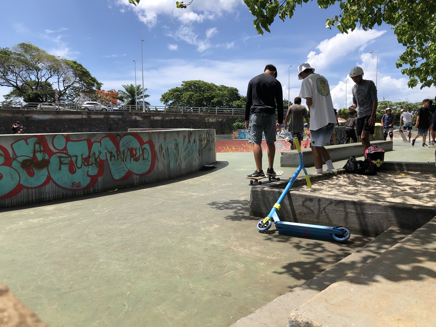Si les portails du skatepark sont clos, avec un peu d'agilité et de souplesse on arrive à se glisser assez facilement à l'intérieur de l'enceinte laissée sans surveillance.