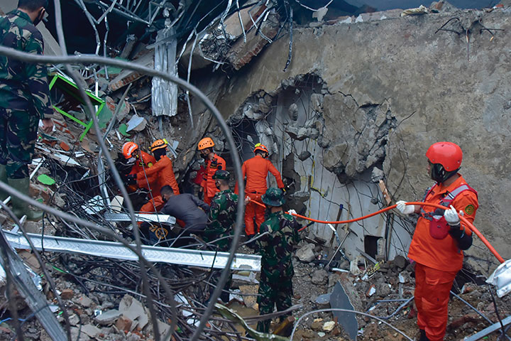 Au moins 42 morts dans un séisme en Indonésie