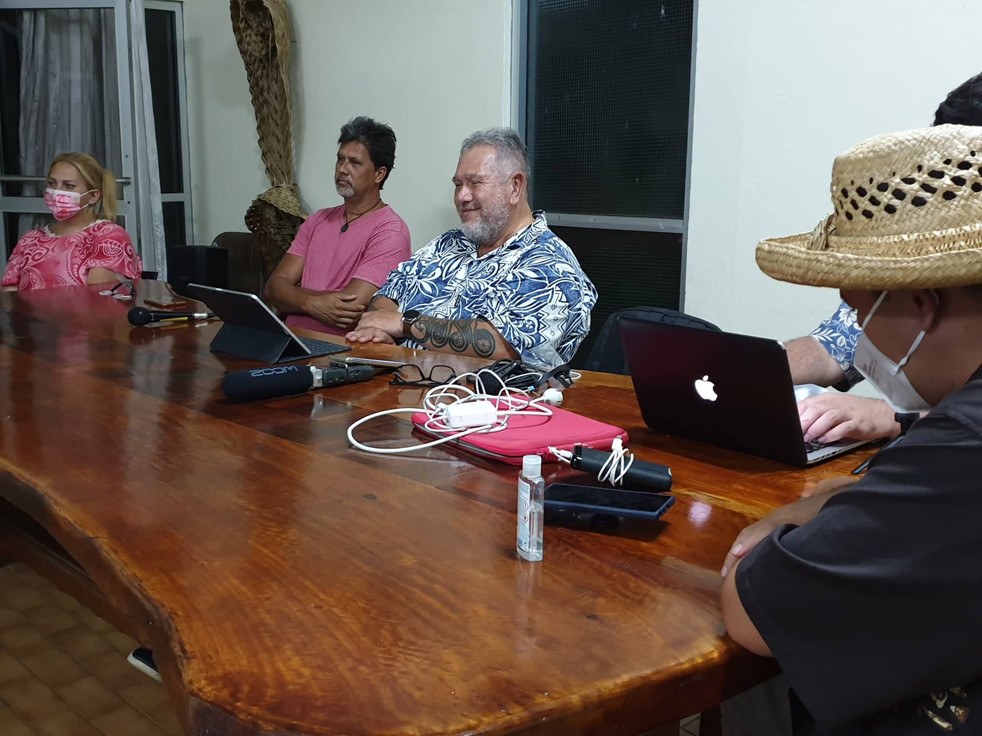 Le député Brotherson parle économie en tournée à Moorea