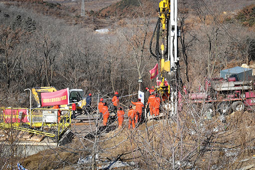 Chine: les sauveteurs creusent pour atteindre des mineurs coincés depuis 9 jours