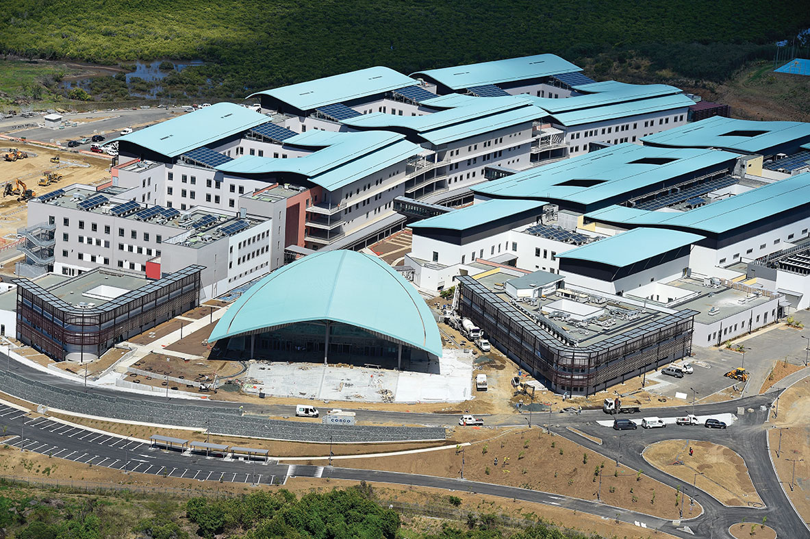 Début de la vaccination en N-Calédonie, rare territoire indemne de Covid-19