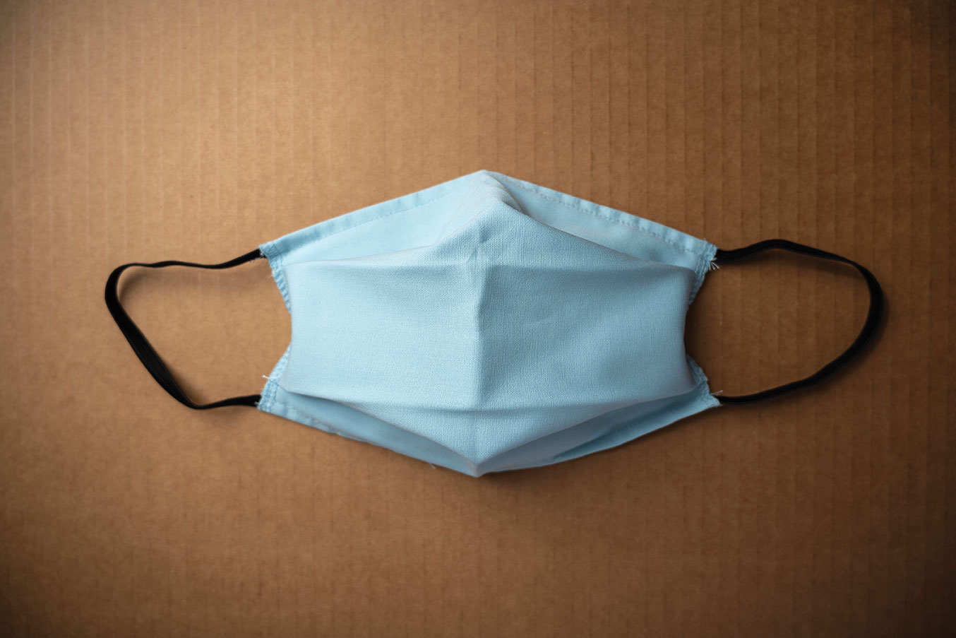 Covid-19: le gouvernement demande "de ne plus utiliser de masque artisanal"