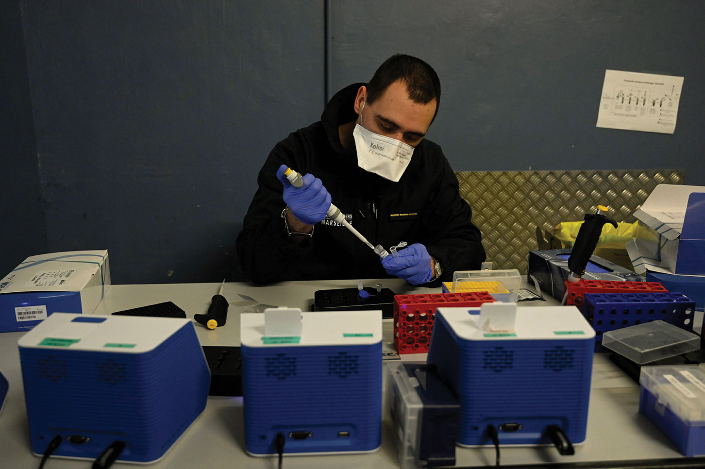 Virus: des tests PCR exigés avant l'arrivée en France pour les voyageurs européens dès dimanche